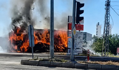 Saman Yüklü Tır Alevlere Teslim Oldu