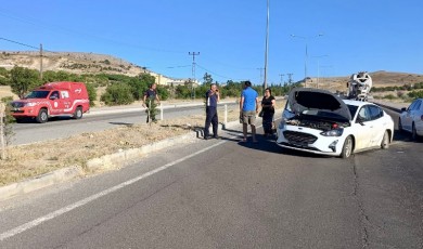 Arguvan Kavşağı’nda Lastik Patladı, Otomobil Karşı Şeride Geçti