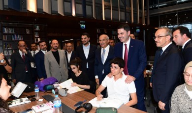Bakan Kurum Malatya Şehir Kütüphanesi’nde Gençlerle Buluştu