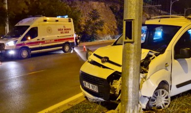Malatya'da Hafif Ticari Araç Aydınlatma Direğine Çarptı!