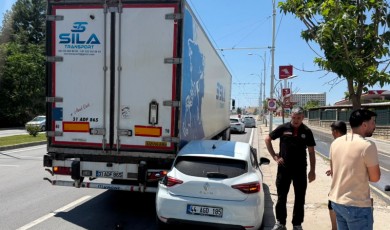 Malatya'da Otomobil Tıra Arkadan Çarptı!