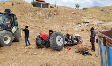 Malatya'da Traktör Şarampole Devrildi: 2 Yaralı