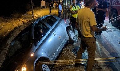 Otomobil Kanala Düşmekten Son Anda Kurtarıldı