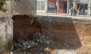 Temel Kazısında Toprak Kaydı, 2 Katlı Ev Tahliye Edildi