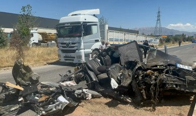 Tır'a Arkadan Çarpan Otomobil Hurdaya Döndü!