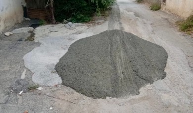 Beton Mikseri Sokağa Harcı Döküp Gitti, Muhtar Ateş Püskürdü