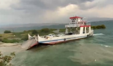 Fırtınada Sürüklenen Feribot Karaya Oturdu