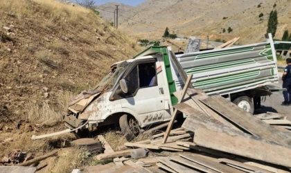 Kontrolden Çıkan Kamyonet Toprak Alana Çarptı: 2 Yaralı