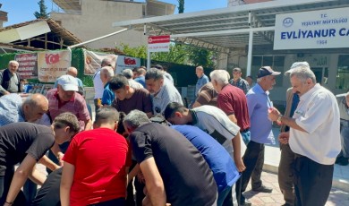 Malatya'da Cuma Namazına Gelen Çocuklara Sürpriz Yaptılar