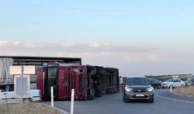 Malatya'da Kayısı Yüklü Tır Devrildi: 1 Yaralı