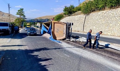 Malatya'da Kontrolden Çıkan Kum Yüklü Kamyon Devrildi