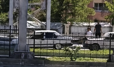 Malatya’da Şaşırtan Manzara: Aracı Ayaklarıyla İtti