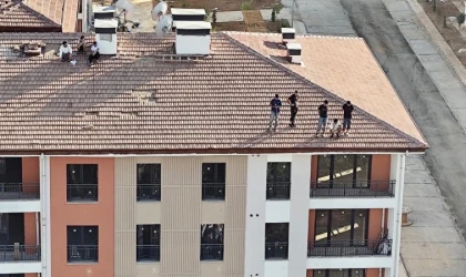 Para Alamayan TOKİ İşçileri Çatıları Yol Etti