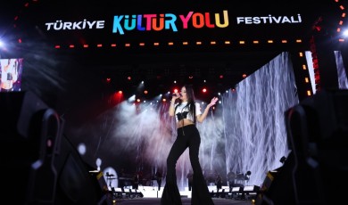 Simge Malatya’da 100 Bin Kişiye Konser Verdi!