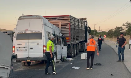 Tarım İşçilerini Taşıyan Minibüs Tırın Altına Girdi