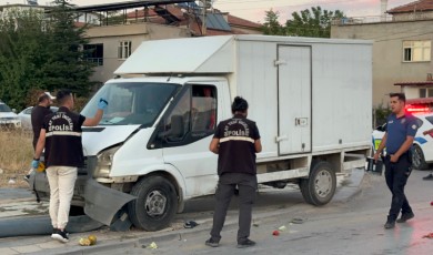 Kamyonet Yayaya Çarptı, Direği Kırarak Kaldırıma Çıktı