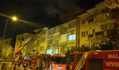Malatya’da 4 Katlı Binanın Çatısında Yangın