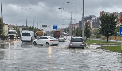Malatya’da Sokaklar Göle Döndü, İşyerlerini Su Bastı
